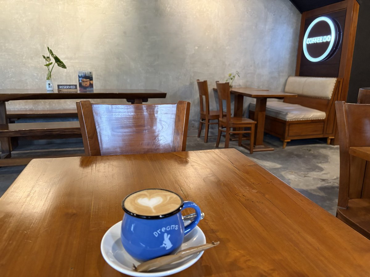 untukumpulkanid's tweet photo. COFFEE DOに行きました。
ROU BATIKのあるルコのお隣Ruko Podiumにあります。

レトロな装飾で落ち着いた店内。おしゃべりより一人で落ち着いて作業したい時向け。

トイレには紙はありませんでしたが清潔さは足りていると思います。

コーヒーも美味しい。
いいお店でした。 https://t.co/UB2m9DHmFQ