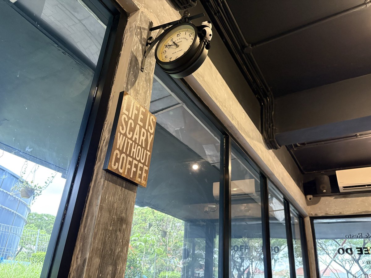 untukumpulkanid's tweet photo. COFFEE DOに行きました。
ROU BATIKのあるルコのお隣Ruko Podiumにあります。

レトロな装飾で落ち着いた店内。おしゃべりより一人で落ち着いて作業したい時向け。

トイレには紙はありませんでしたが清潔さは足りていると思います。

コーヒーも美味しい。
いいお店でした。 https://t.co/UB2m9DHmFQ