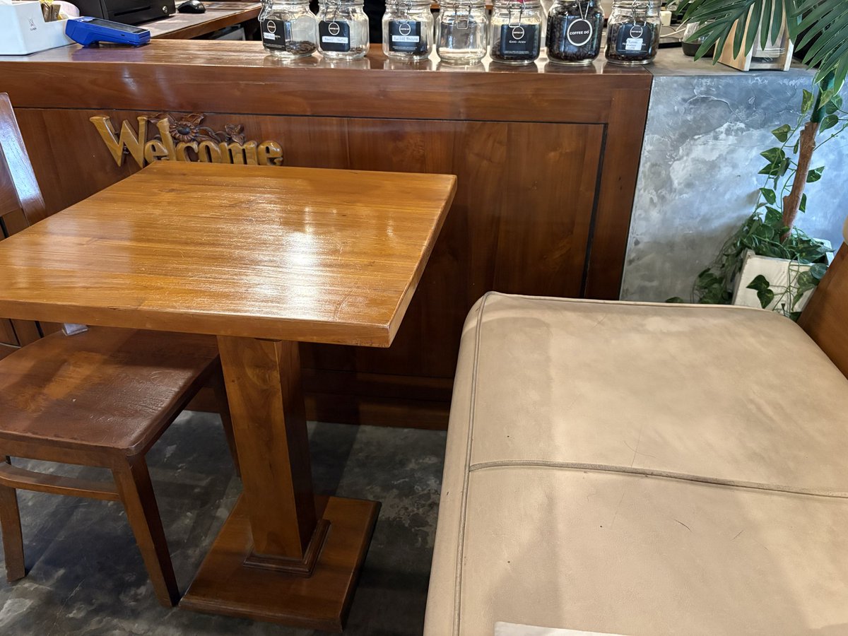 untukumpulkanid's tweet photo. COFFEE DOに行きました。
ROU BATIKのあるルコのお隣Ruko Podiumにあります。

レトロな装飾で落ち着いた店内。おしゃべりより一人で落ち着いて作業したい時向け。

トイレには紙はありませんでしたが清潔さは足りていると思います。

コーヒーも美味しい。
いいお店でした。 https://t.co/UB2m9DHmFQ