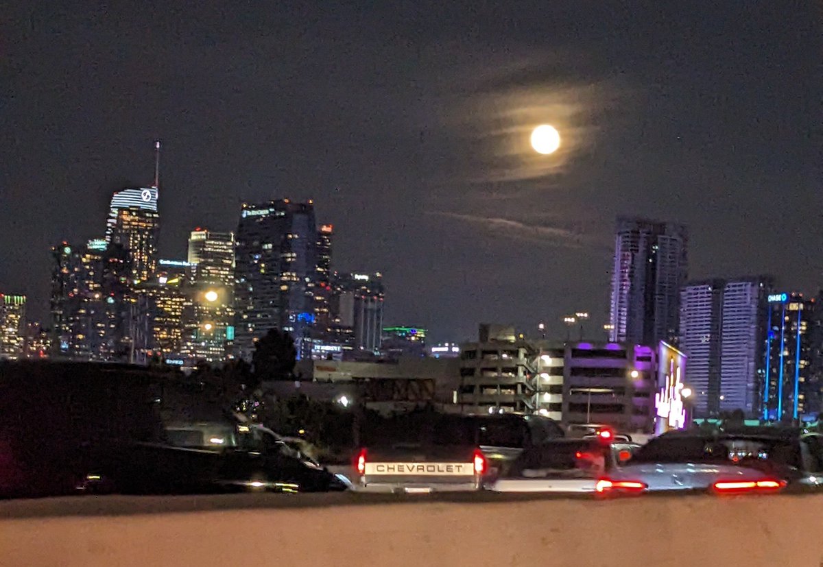 RichTPar's tweet image. A snapshot of the Full Moon shining brightly above DTLA during my commute home from work this evening 🌕

#GooglePixel #Astrophotography