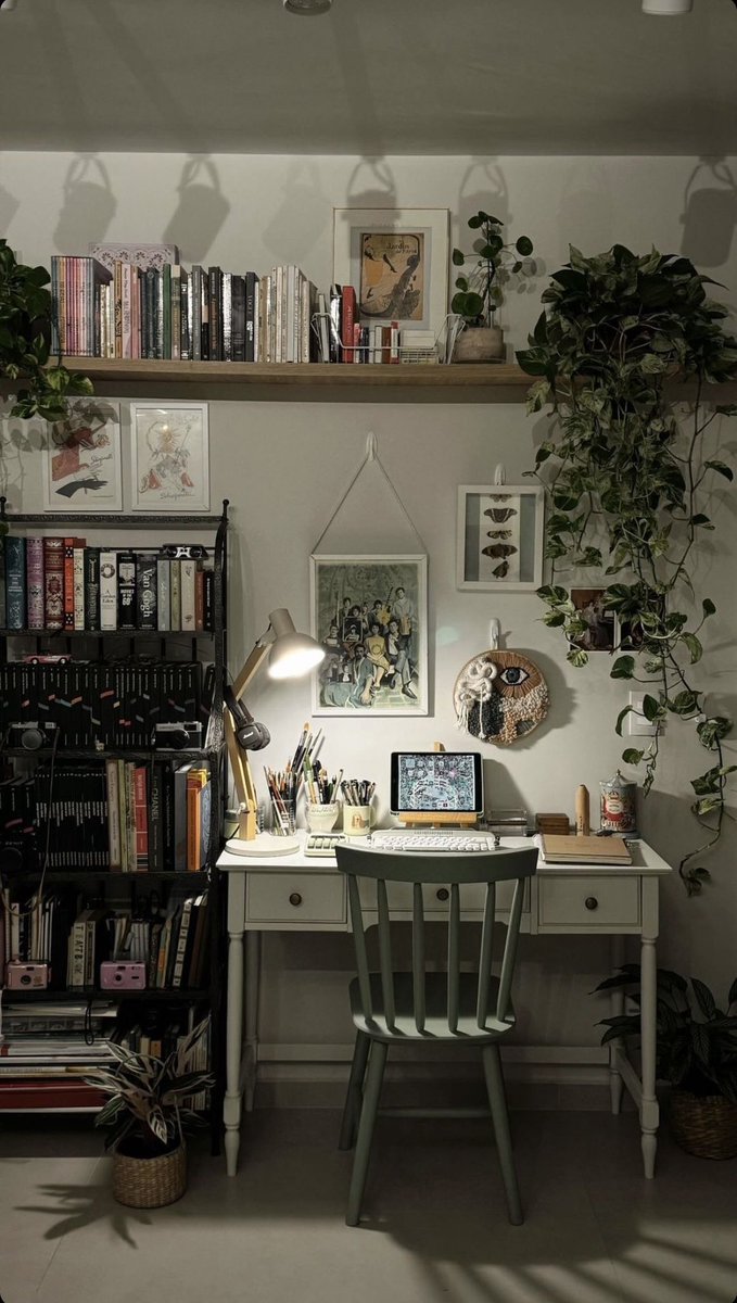 "دائماً ما كانت الكُتب شغفي الأكبر، وسواءً كنت مشغولًا أو مفِلسًا أو مرهَقًا لم يكن لأحد أن يحرمني من تلك المتع".

هاروكي موراكامي