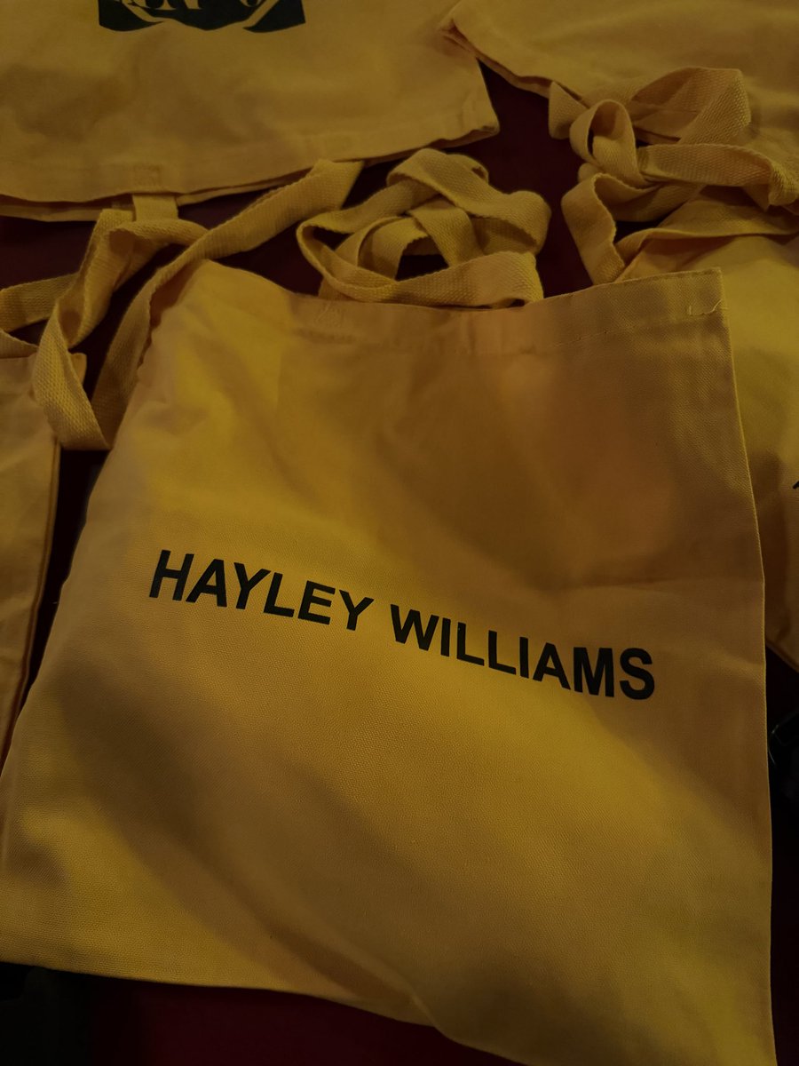 Hayley Williams constrói narrativas singulares em 'FLOWERS for VASES /  descansos' – Cultura e Ponto Final, image size:900x1200