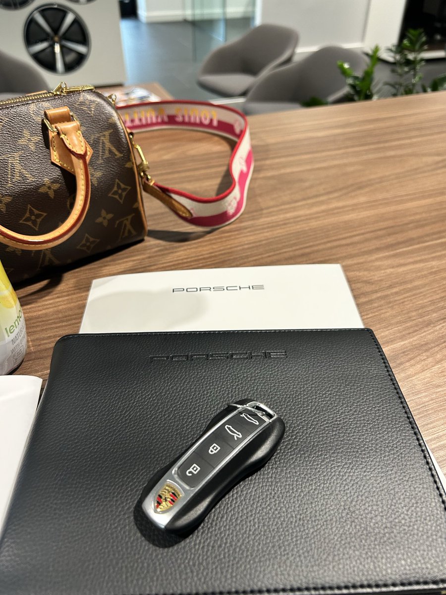 Cherryqh33's tweet photo. New baby #porshe #taycan https://t.co/YwUETk9WTy