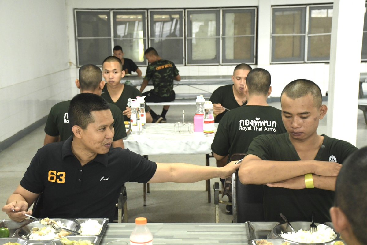 artillery623's tweet photo. ผบ.ป.6 พัน.23 ร่วมวิ่งออกกำลังกายและ รับประทานอาหารเช้า กับทหารใหม่ผลัดที่ 2/68 ณ หน่วยฝึกทหารใหม่ ป.6 พัน.23 ค่ายสุรธรรมพิทักษ์ 
     
#BootCamp69 #น้องคนเล็ก
#กองพลทหารราบที่6
#กรมทหารปืนใหญี่ที่6
#กองพันทหารปืนใหญ่ที่23 https://t.co/s8QxaH76Pk