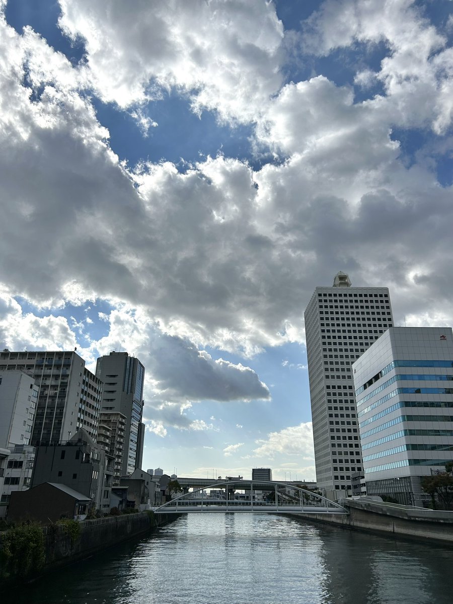 BOUR_BOOON's tweet photo. おはよーございます

只今気温21℃

爽やかなお昼休みです🤗

#イマソラ
#上を向いて歩こう https://t.co/FdBcyfa2ih