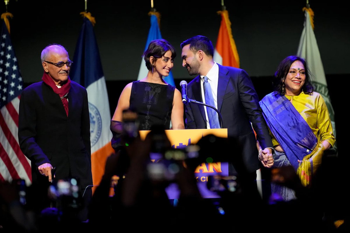 कह रहे हैं कि भारतीय मूल के व्यक्ति के चुनाव जीतने पर उछलना नहीं चाहिए। 
सबसे ज़्यादा तो संघी ही उछलते थे, अब क्या हुआ....क्या एक मुसलमान जीता है इसलिए भारतीय मूल के लोगों की सफलताओं को खारिज़ कर दिया जाना चाहिए....
अगर ज़ोहरान ममदानी की जगह कोई हिंदू होता तो क्या तब भी ये दलील