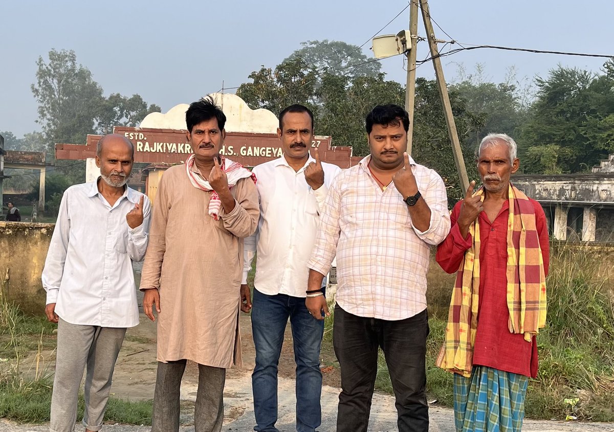 kranti7's tweet photo. प्रखर लोकतन्त्र और समृद्ध बिहार के लिये आज अपने गाँव में बिहार विधान सभा २०२५ के लिए मतदान करेने के उपरांत मित्रो के साथ #बिहार #बिहारचुनाव2025 https://t.co/f7Skkkl5ns