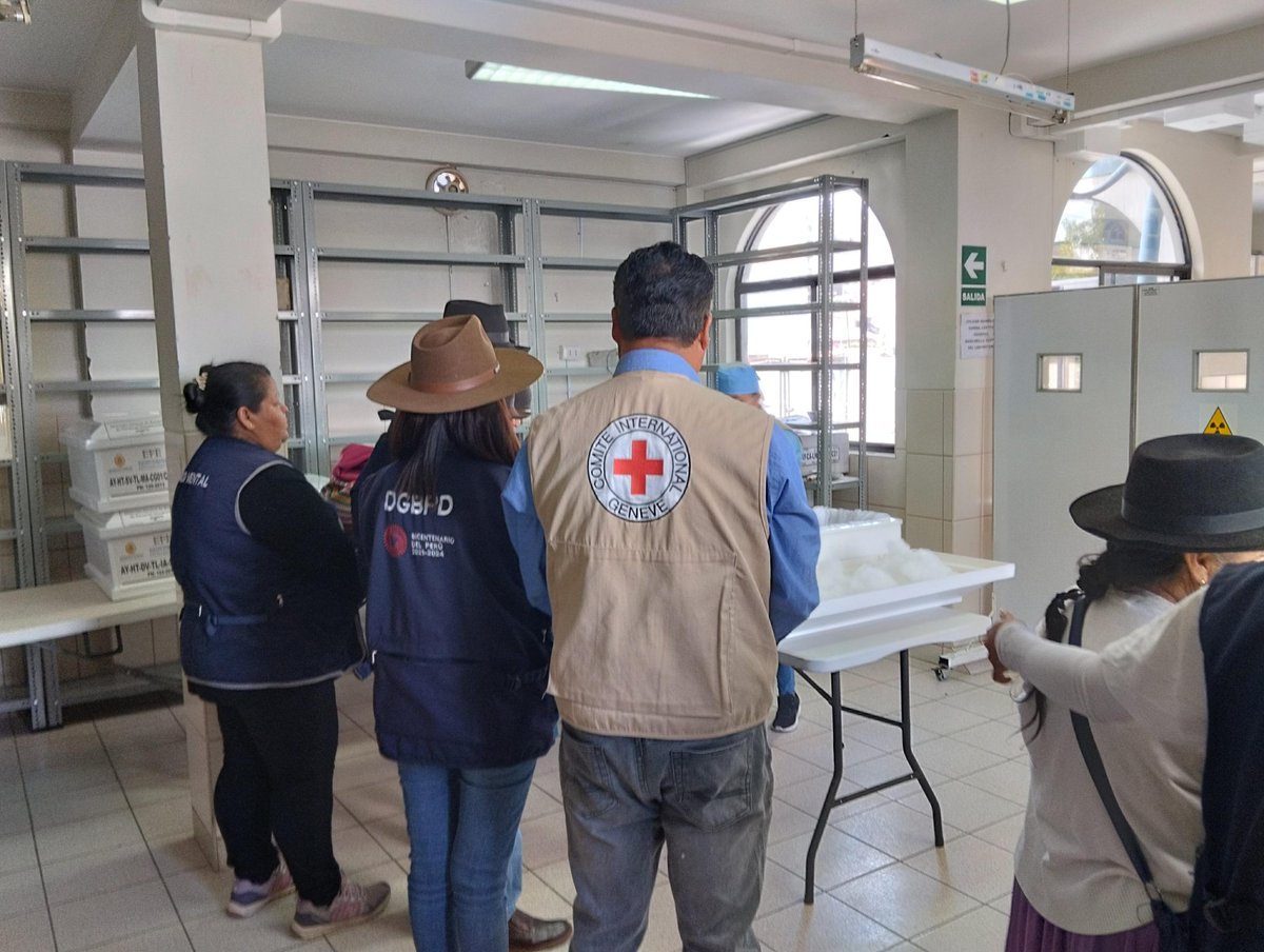 CICR_LIMA's tweet photo. Hoy acompañamos y brindamos asistencia a familiares de 13 personas desaparecidas en el periodo 1980-2000. 

En una ceremonia en la Catedral de Huamanga, recibieron los cuerpos de sus seres queridos, que retornan a sus comunidades para recibir #UnAdiósDigno. https://t.co/oEdw0nRI3c