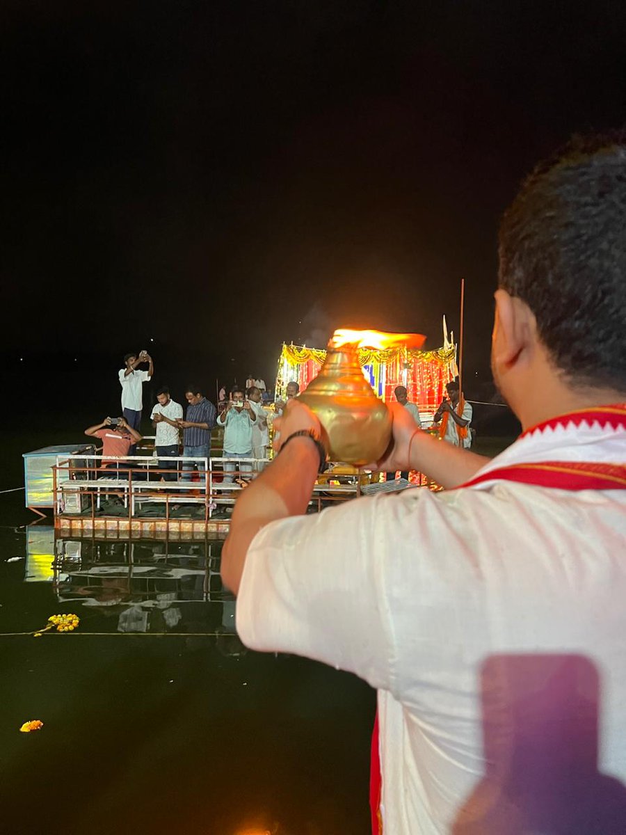SDMBhainsa's tweet photo. గోదావరి తీరంలోని బాసర పుణ్యక్షేత్రం కార్తీక పౌర్ణమి వేళ ఆధ్యాత్మిక శోభతో కళకళలాడింది. వేలాది భక్తులు సరస్వతీ అమ్మవారిని దర్శించుకున్నారు.
   జిల్లా కలెక్టర్ అభిలాష అభినవ్ దంపతులు, ఎస్పీ జానకి షర్మిల, సబ్ కలెక్టర్ అజ్మీర సంకేత్ కుమార్ తదితరులు గంగా హారతి కార్యక్రమంలో పాల్గొన్నారు. https://t.co/SGZkAm5kil