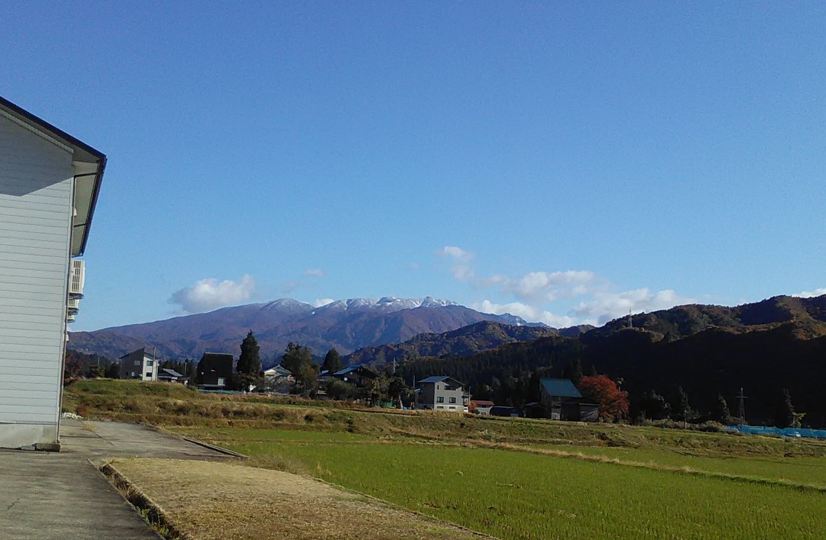 スズさんから色上質紙他がいっぱい届きました。
皆さんにもおすそ分けしたいと思います。
11月16日「スパークday2」あかつきPRデスクにて無料配布します。1トン位は持っていけると思いますので(数量制限なし)是非のぞいてください。
守門岳の上の方白の面積が広がってます。