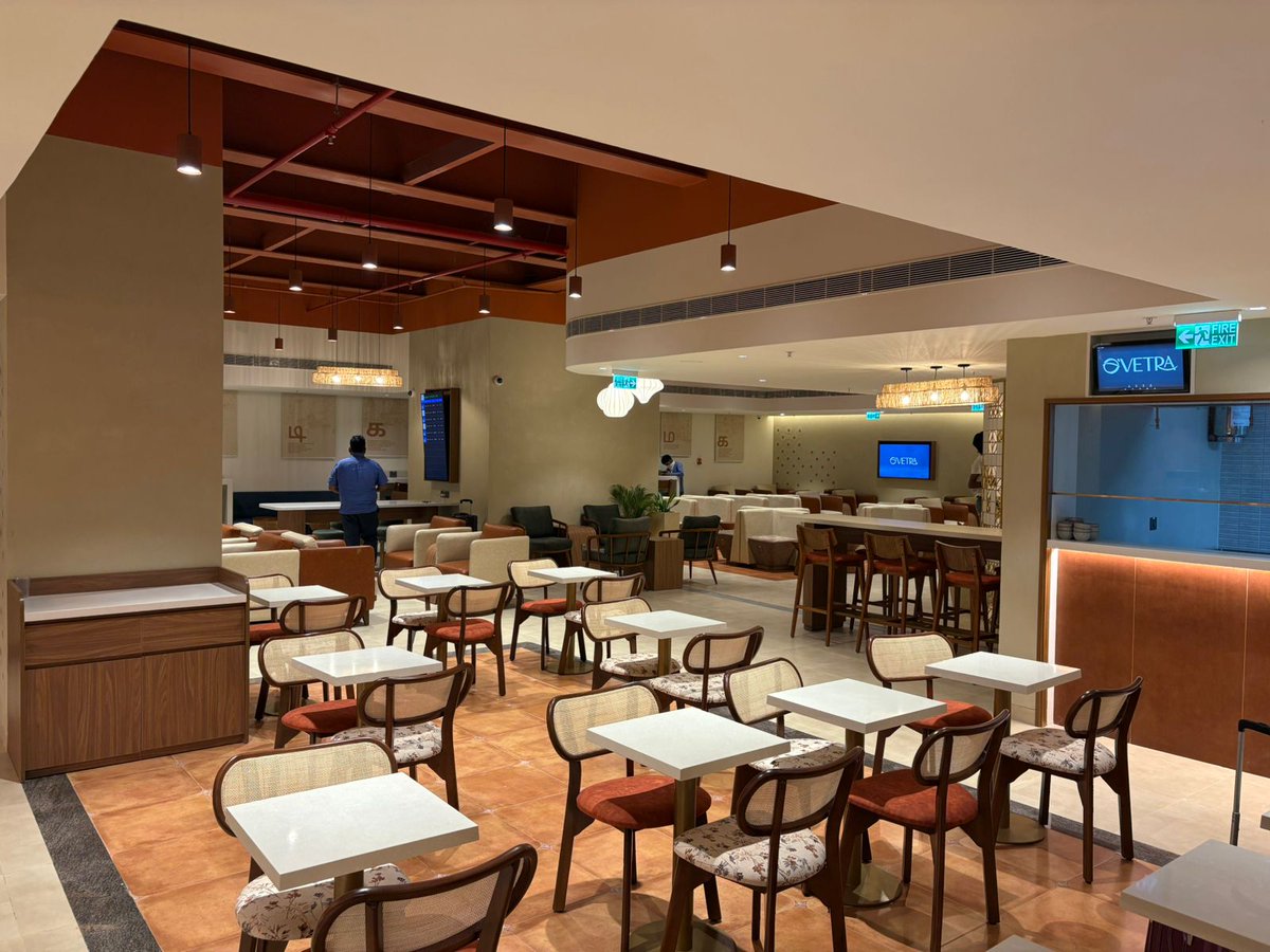 AviationTrichy's tweet image. World class lounges in our #Trichy airport. Buffet foods are unlimited with Introduction offers are, Child - ₹499, Adult -₹999, Couple - ₹1,500, Family (4 members) - ₹2,500 and more. Booking through airport counter, baggage handling is free. Contact: 8925902208/09 @BLRAirport