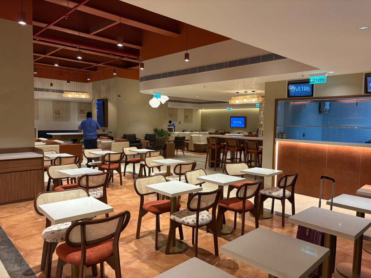 AviationTrichy's tweet image. World class lounges in our #Trichy airport. Buffet foods are unlimited with Introduction offers are, Child - ₹499, Adult -₹999, Couple - ₹1,500, Family (4 members) - ₹2,500 and more. Booking through airport counter, baggage handling is free. Contact: 8925902208/09 @BLRAirport