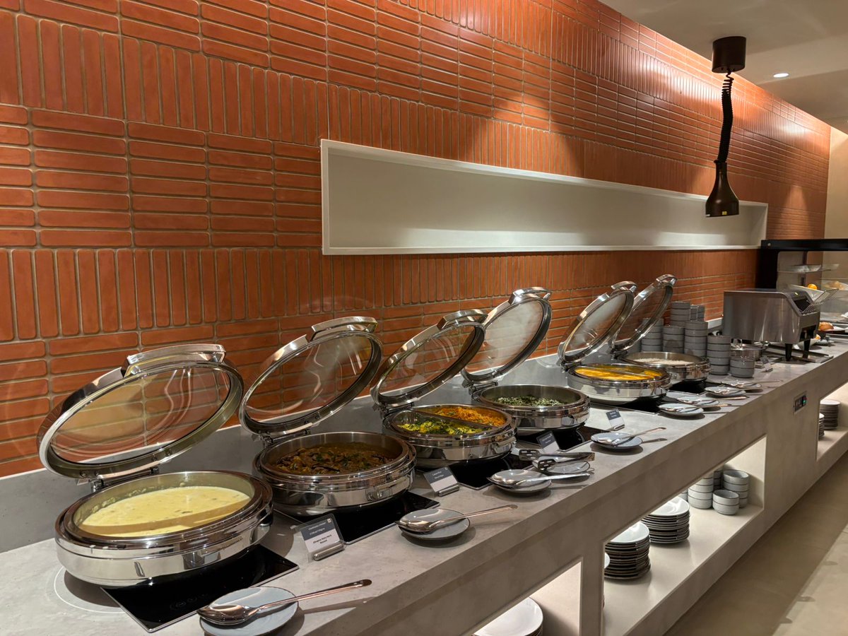 AviationTrichy's tweet image. World class lounges in our #Trichy airport. Buffet foods are unlimited with Introduction offers are, Child - ₹499, Adult -₹999, Couple - ₹1,500, Family (4 members) - ₹2,500 and more. Booking through airport counter, baggage handling is free. Contact: 8925902208/09 @BLRAirport