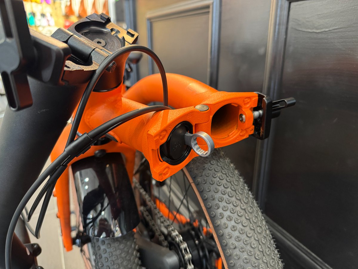 lb_daikanyama's tweet image. Brompton ToolkitにG Line専用モデルが登場。
フレーム内にすっきり収納でき、走行時や折りたたみ時にも干渉しない設計。
出先でのトラブルにも対応できる頼れるツールセット。
価格：税込14,499円／重量：220g（実測値）

詳細はブログへ
 lb-daikanyama.jp/blog/6970/

#brompton #mybrompton #toolkit