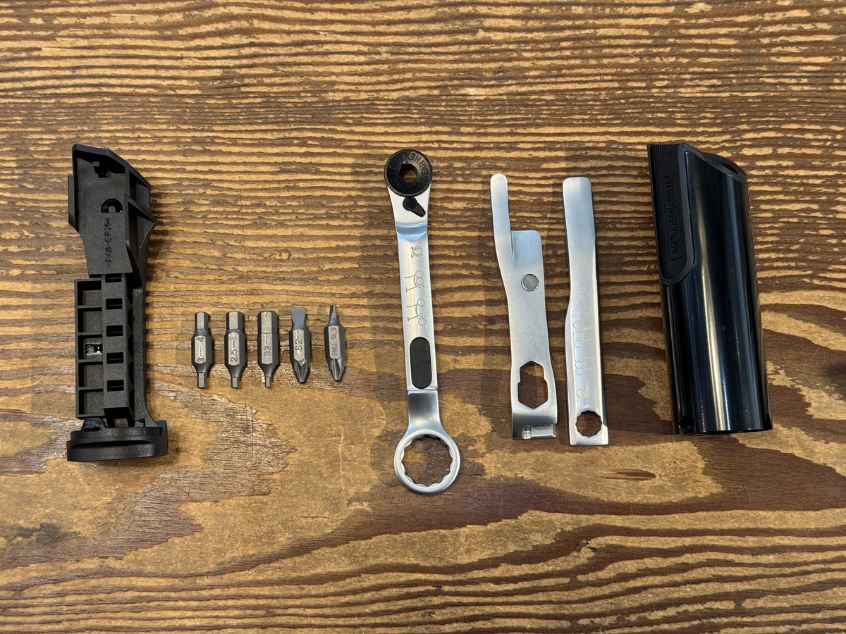 lb_daikanyama's tweet image. Brompton ToolkitにG Line専用モデルが登場。
フレーム内にすっきり収納でき、走行時や折りたたみ時にも干渉しない設計。
出先でのトラブルにも対応できる頼れるツールセット。
価格：税込14,499円／重量：220g（実測値）

詳細はブログへ
 lb-daikanyama.jp/blog/6970/

#brompton #mybrompton #toolkit