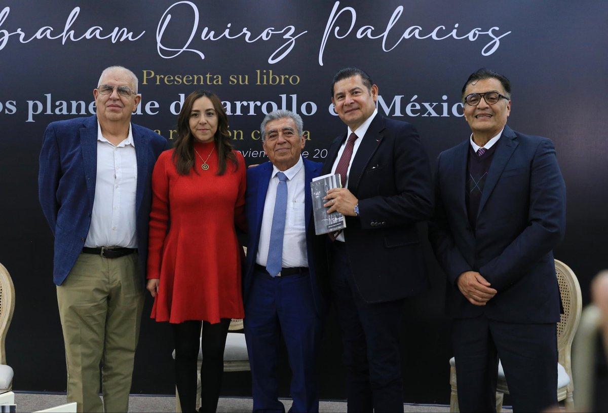 Acompañamos al fundador de <a href="/MorenaPuebla_/">Morena Puebla</a>, Dr. <a href="/AbrahamQuiroz_/">Abraham Quiroz</a>, en la presentación del libro de su autoría, "Los Planes de Desarrollo en México". 📖🇲🇽

Reconozco su experiencia y lucha histórica en los lazos de la #CuartaTransformación. 🤝🏻

Enhorabuena por esta importante obra.