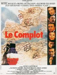 merlinpapin3's tweet photo. .@FredOL69007 #DéfiCinéClassique2025 Novembre (Michel Bouquet) Vu le Film #LeComplot de René Gainville (1973) avec Jean Rochefort Michel Bouquet Michel Duchaussoy Raymond Pellegrin Robert Castel Marina Valdy Simon Andreu Maurice Biraud Daniel Ceccaldi Abder El Kébir
En 1962, afin d'empêcher le général de Gaulle de céder aux revendications du FLN et de laisser l'Algerie devenir indépendante, les membres de l'OAS décident de faire évader le Général Challe, emprisonné à Tulle. Le commandant Dominique Clavet (Jean Rochefort), succédant à son chef Cyrus qui a été arrêté, organise avec ses hommes un hold-up pour financer l'évasion. Dans le même temps, aidé par des « barbouzes », le commissaire divisionnaire Lelong (Michel Bouquet), loyal au gouvernement mais désabusé, enquête sur cette conjuration, ayant parfois des doutes devant la complexité de la situation.
On replonge ici dans une page sombre et confuse de l’Histoire française, celle des années 60, entre fin de guerre d’Algérie, rancunes politiques et blessures encore vives. Le Complot de René Gainville suit un groupe d’hommes de l’OAS décidés à libérer le général Challe, prisonnier à Tulle. Un scénario qui promettait beaucoup : action, tension, idéaux perdus et ombres de la France post-coloniale. Et pourtant… le résultat laisse une impression étrange, entre film d’espionnage manqué et drame politique trop sage.
Dès le départ, on sent une production ambitieuse, une coproduction franco-italienne où il y a des moyens — mais pas toujours bien utilisés. Les décors, les véhicules, les costumes sentent bon les années 70 et le sérieux d’un tournage « à l’européenne », mais la mise en scène de Gainville manque d’âme. Il y a du potentiel dans ce groupe de conspirateurs, dans leurs débats, dans leurs contradictions, mais le film ne parvient jamais à faire monter la tension. Le complot semble… comploté à moitié.
À la tête du commando, Jean Rochefort campe un personnage plus grave qu’à l’accoutumée, loin de son ironie habituelle. C’est un homme fatigué, désabusé, qui croit encore à un idéal militaire alors que le monde a changé. Rochefort, comme toujours, donne de l’élégance à ce qu’il touche — mais ici, il semble un peu prisonnier d’un scénario qui hésite entre la fresque historique et le polar politique. On sent qu’il voudrait aller plus loin, mais que le film l’en empêche.
En face, Michel Bouquet, fidèle à ses rôles de l’époque, endosse l’uniforme du policier de l’honneur, l’homme de la République qui poursuit les fauteurs de troubles avec calme et détermination. Bouquet apporte sa rigueur, son regard perçant, ce ton presque administratif qui en fait un chasseur d’ombres plus qu’un héros. Mais le duel Rochefort/Bouquet, qui aurait pu être passionnant, reste en surface — dommage, car on tenait là un vrai face-à-face moral.
Les seconds rôles ne déméritent pas, mais peinent à exister au-delà de leurs archétypes : les fidèles, les désabusés, les anciens d’Algérie perdus dans une France qui ne les reconnaît plus. Il y avait pourtant matière à un grand film sur la désillusion, sur les restes d’un patriotisme malmené. Au lieu de cela, Le Complot reste coincé dans une narration un peu raide, où les scènes d’action manquent de nerf et les dialogues d’intensité.
Techniquement, la mise en scène est correcte sans être inspirée : des plans classiques, une lumière terne, des scènes nocturnes peu lisibles. Le rythme, lui, peine à décoller. Par moments, on se surprend à attendre le « grand moment » qui ne vient jamais. C’est un film sérieux, presque trop, qui se regarde avec intérêt mais sans passion.
Reste cette atmosphère d’époque, ce parfum de cinéma politique des années 70, où la France se regardait dans le miroir de ses fautes. C’est cela, sans doute, qui sauve le film : cette volonté d’interroger la loyauté, la désobéissance, et ce que l’on fait du mot « honneur ».
Mais soyons honnête : Le Complot n’est pas un grand film, c’est un film qui voulait l’être. On y trouve de belles intentions, de bons acteurs, quelques éclats d’idées… mais tout cela reste un peu lent, un peu figé, comme un drapeau qui ne flotte plus au vent.
On ressort de là avec respect pour Rochefort et Bouquet, ces chevaliers de l’élégance sobre, mais sans émotion durable.
Un film qui se voulait explosif et finit par pétiller gentiment — un complot… sans vraie conspiration.