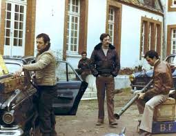 merlinpapin3's tweet photo. .@FredOL69007 #DéfiCinéClassique2025 Novembre (Michel Bouquet) Vu le Film #LeComplot de René Gainville (1973) avec Jean Rochefort Michel Bouquet Michel Duchaussoy Raymond Pellegrin Robert Castel Marina Valdy Simon Andreu Maurice Biraud Daniel Ceccaldi Abder El Kébir
En 1962, afin d'empêcher le général de Gaulle de céder aux revendications du FLN et de laisser l'Algerie devenir indépendante, les membres de l'OAS décident de faire évader le Général Challe, emprisonné à Tulle. Le commandant Dominique Clavet (Jean Rochefort), succédant à son chef Cyrus qui a été arrêté, organise avec ses hommes un hold-up pour financer l'évasion. Dans le même temps, aidé par des « barbouzes », le commissaire divisionnaire Lelong (Michel Bouquet), loyal au gouvernement mais désabusé, enquête sur cette conjuration, ayant parfois des doutes devant la complexité de la situation.
On replonge ici dans une page sombre et confuse de l’Histoire française, celle des années 60, entre fin de guerre d’Algérie, rancunes politiques et blessures encore vives. Le Complot de René Gainville suit un groupe d’hommes de l’OAS décidés à libérer le général Challe, prisonnier à Tulle. Un scénario qui promettait beaucoup : action, tension, idéaux perdus et ombres de la France post-coloniale. Et pourtant… le résultat laisse une impression étrange, entre film d’espionnage manqué et drame politique trop sage.
Dès le départ, on sent une production ambitieuse, une coproduction franco-italienne où il y a des moyens — mais pas toujours bien utilisés. Les décors, les véhicules, les costumes sentent bon les années 70 et le sérieux d’un tournage « à l’européenne », mais la mise en scène de Gainville manque d’âme. Il y a du potentiel dans ce groupe de conspirateurs, dans leurs débats, dans leurs contradictions, mais le film ne parvient jamais à faire monter la tension. Le complot semble… comploté à moitié.
À la tête du commando, Jean Rochefort campe un personnage plus grave qu’à l’accoutumée, loin de son ironie habituelle. C’est un homme fatigué, désabusé, qui croit encore à un idéal militaire alors que le monde a changé. Rochefort, comme toujours, donne de l’élégance à ce qu’il touche — mais ici, il semble un peu prisonnier d’un scénario qui hésite entre la fresque historique et le polar politique. On sent qu’il voudrait aller plus loin, mais que le film l’en empêche.
En face, Michel Bouquet, fidèle à ses rôles de l’époque, endosse l’uniforme du policier de l’honneur, l’homme de la République qui poursuit les fauteurs de troubles avec calme et détermination. Bouquet apporte sa rigueur, son regard perçant, ce ton presque administratif qui en fait un chasseur d’ombres plus qu’un héros. Mais le duel Rochefort/Bouquet, qui aurait pu être passionnant, reste en surface — dommage, car on tenait là un vrai face-à-face moral.
Les seconds rôles ne déméritent pas, mais peinent à exister au-delà de leurs archétypes : les fidèles, les désabusés, les anciens d’Algérie perdus dans une France qui ne les reconnaît plus. Il y avait pourtant matière à un grand film sur la désillusion, sur les restes d’un patriotisme malmené. Au lieu de cela, Le Complot reste coincé dans une narration un peu raide, où les scènes d’action manquent de nerf et les dialogues d’intensité.
Techniquement, la mise en scène est correcte sans être inspirée : des plans classiques, une lumière terne, des scènes nocturnes peu lisibles. Le rythme, lui, peine à décoller. Par moments, on se surprend à attendre le « grand moment » qui ne vient jamais. C’est un film sérieux, presque trop, qui se regarde avec intérêt mais sans passion.
Reste cette atmosphère d’époque, ce parfum de cinéma politique des années 70, où la France se regardait dans le miroir de ses fautes. C’est cela, sans doute, qui sauve le film : cette volonté d’interroger la loyauté, la désobéissance, et ce que l’on fait du mot « honneur ».
Mais soyons honnête : Le Complot n’est pas un grand film, c’est un film qui voulait l’être. On y trouve de belles intentions, de bons acteurs, quelques éclats d’idées… mais tout cela reste un peu lent, un peu figé, comme un drapeau qui ne flotte plus au vent.
On ressort de là avec respect pour Rochefort et Bouquet, ces chevaliers de l’élégance sobre, mais sans émotion durable.
Un film qui se voulait explosif et finit par pétiller gentiment — un complot… sans vraie conspiration.