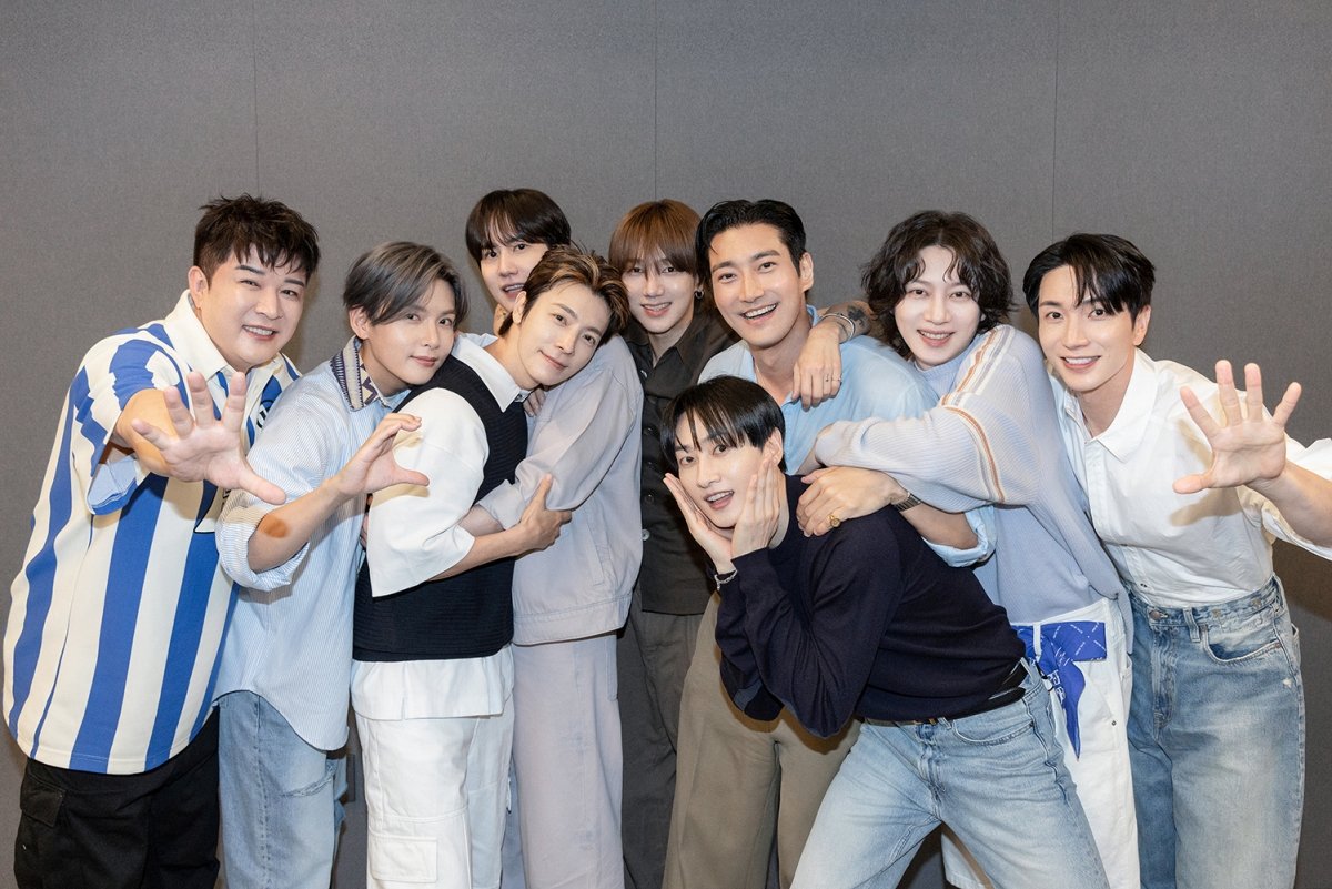 5FOReunhyuk's tweet photo. SUPER JUNIOR 20th Debut Anniversary 💙💙💙

Stay together &amp; forever👫
#슈퍼주니어 #SUPERJUNIOR
#SUPERJUNIOR_20th_Anniversary https://t.co/FhWugKMIJ7