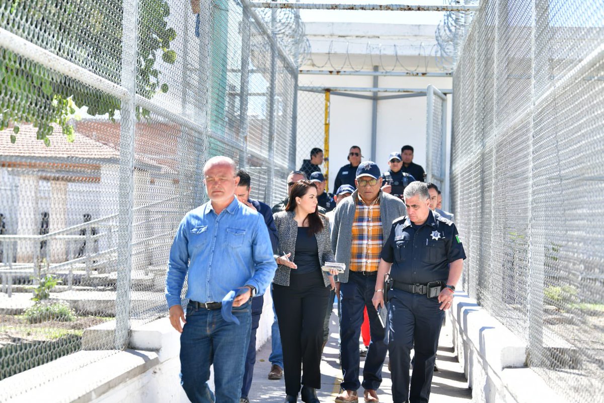 La gobernadora <a href="/TereJimenezE/">Tere Jiménez</a> visitó hoy el CERESO para dialogar de frente y reafirmar su compromiso con la seguridad de Aguascalientes. Escuchó directamente a los internos y a sus familiares, reiterando todo el apoyo y respaldo del Gobierno del Estado para brindarles tranquilidad