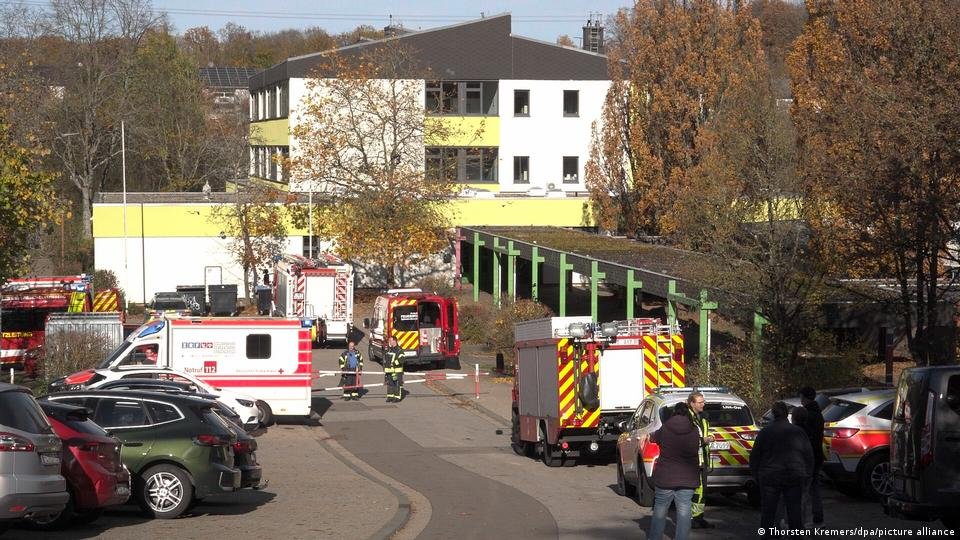 ExxAlerts's tweet photo. JUST IN: 🚨  29 students GASSED BY UNKNOWN SUBSTANCE at a school in Germany. 

POLICE CURRENTLY DO NOT HAVE A SUSPECT.

The gas was intentionally released. 

"The exact material used in the crime is not yet clear and is a subject of the ongoing investigation." https://t.co/W48KEwGNOQ