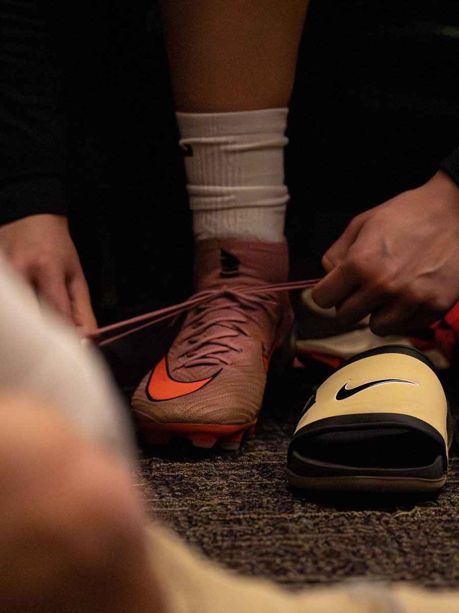 CUBuffsSoccer's tweet image. Getting in the zone 🎯

#SideBeforeSelf // #GoBuffs