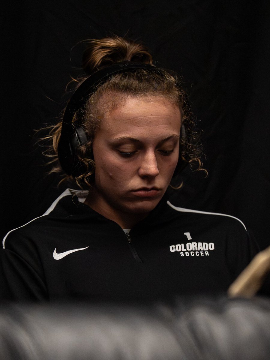 CUBuffsSoccer's tweet image. Getting in the zone 🎯

#SideBeforeSelf // #GoBuffs