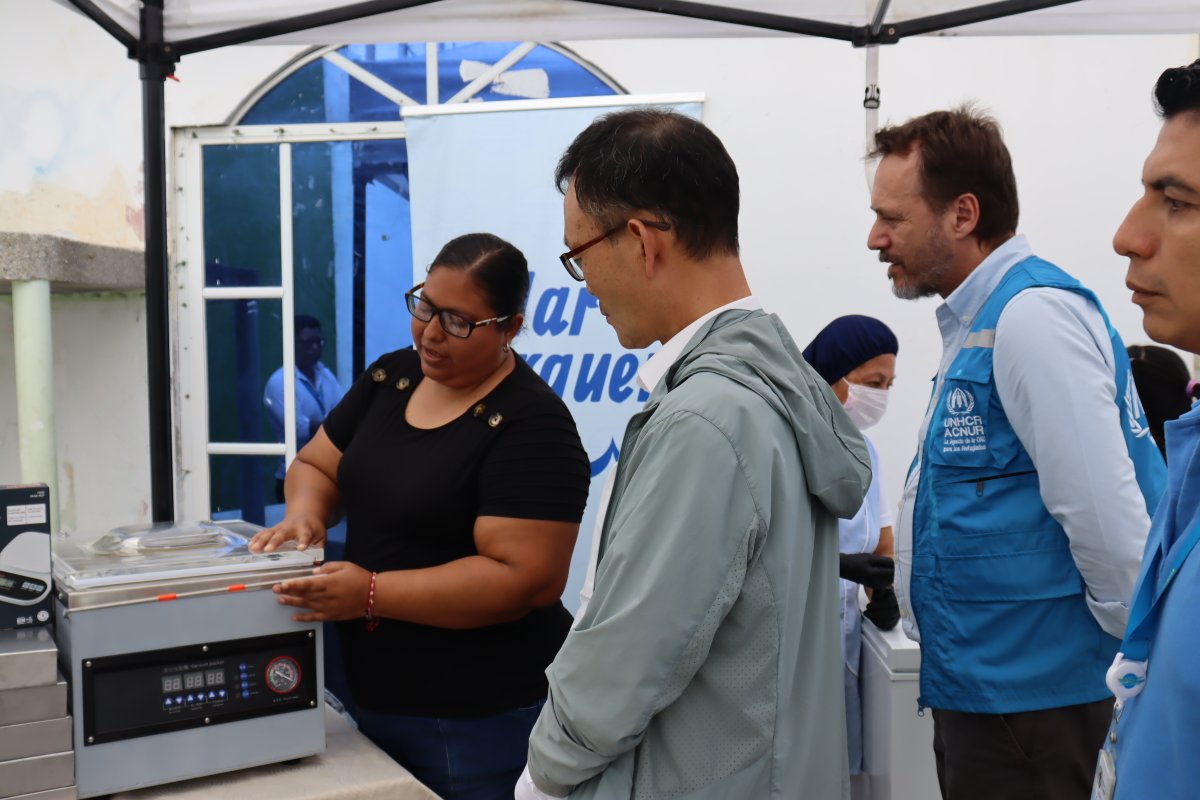 (5/6) En San Mateo visitamos a Asopropesmuensa, una asociación de 19 mujeres que producen hamburguesas de camarón y pescado.
Con apoyo de ACNUR y de <a href="/MOFAkr_eng/">MOFA</a>  mejoraron su equipamiento, branding y comercialización.