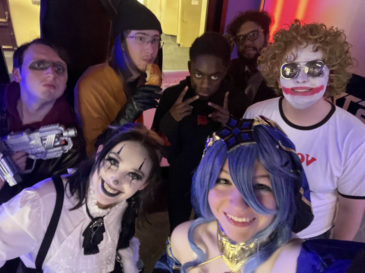 The yearly Halloween huddle was a big hit this fall! Our players decked themselves out in some awesome costumes and competed in a friendly costume contest! We also learned a little bit about Día de Muertos traditions from our students Avery and Chris!
Happy late Halloween! 🎃