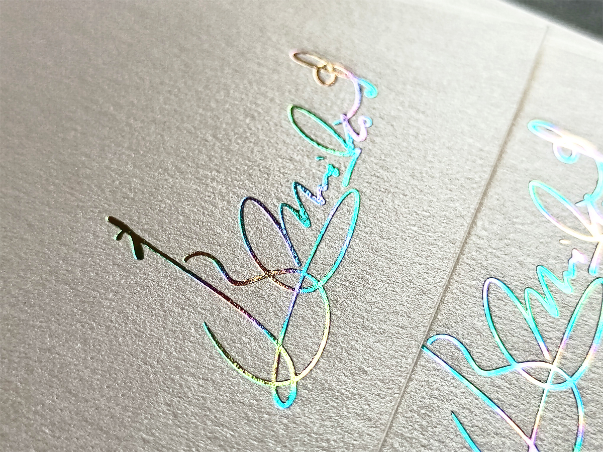 パールのような上品な光沢がある特殊紙の封筒に、虹色の箔押し加工でのご依頼です✨
使用している箔は「170レインボー箔」
細いライン状に押した際も、ギラギラしすぎない魅力的な🌈色となっています👀✨
ご依頼いただき、誠にありがとうございました！

decocard.blog.fc2.com/blog-entry-476…
#デコカード制作実績