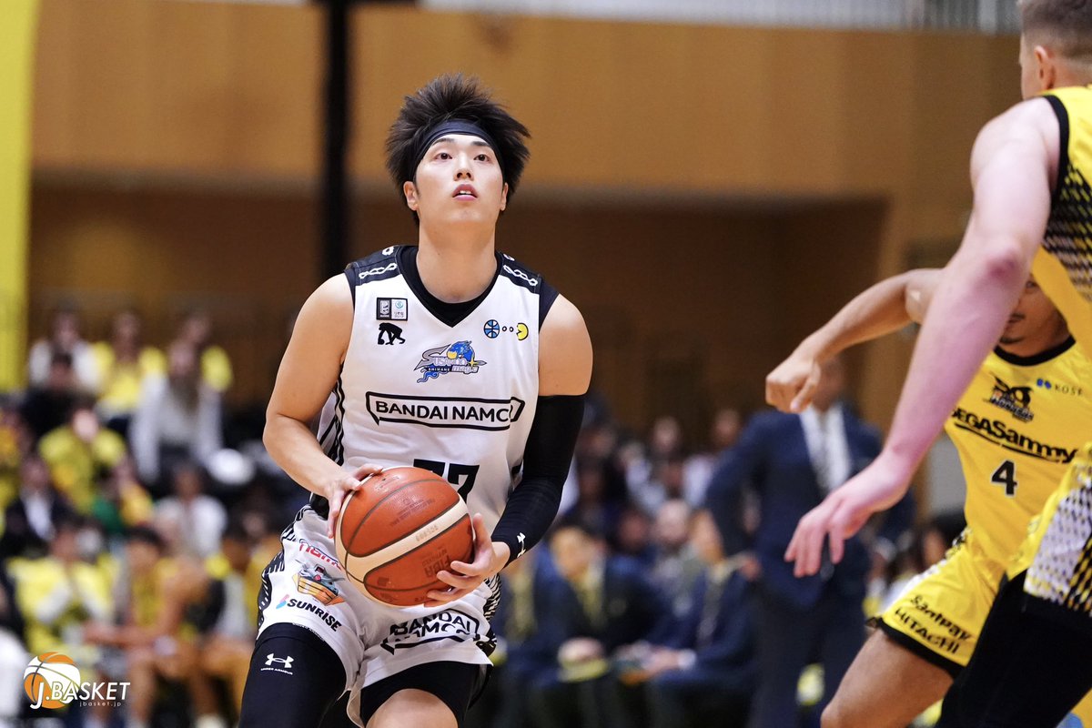jbasket_jp's tweet photo. 【Bリーグ】岡田侑大（島根スサノオマジック）
SR渋谷戦後 Jbasketインタビュー🎙️
チームの司令塔としてゲームをつくりながらも、平均15.1得点・5.2アシストを記録し、得点とアシストの両面でチームを支える“島根の心臓”であり、リーグを代表する選手。
⁡
J：ゲームを進めていく上で、“試合をつくる”ところと“得点をする”ところ、今日その2つがはっきり出ていました。どんなことを意識して臨んでいましたか？
⁡
岡田：
「やっぱりハードショーで出てくるチームに対しては、自分は結構コントロールしやすいんですけど、なかなかドロップされるってことがこの3〜4シーズンなかったので、逆にやりにくさというか、いつでもシュートを打ててしまうので、そのパスを散らすというところを今日はできなかったのが結構悔しいです。
そこで今おっしゃった通り、今日は点を取りに行くところははっきりしていたと思うんですけど、ゲームをつくるという面では、まだターンオーバーもありますし、ボールの散らし方としても、今日は最悪のゲームだったのかなと思っています。」

J：常にBリーグを含めてチームを引っ張っている岡田選手が、スタッツが良くても納得できない瞬間というのは、どういう時ですか？
⁡
岡田：
「やっぱり自分たちが勝っているゲームというのはアシスト数が多いですし、そういうところで自分が最初のきっかけになれている時は、多少シュートが外れていてもフラストレーションはたまりにくいんです。
でも、そのきっかけになれていない、プラス悪いディシジョンをしてしまっている時は、今日みたいにどれだけステップバックの3ポイントを決めても納得いかないですし、最近リム回りでのフィニッシュの精度がかなり欠けている部分があるので、そこはタフショットよりも大事な部分。チームでつくられたシュートだと思うので、そのペイントエリアでの確率は一番気にしています。」

また、岡田選手は今日のプレーの精度が落ちていた時間帯もあったことについて、個人的な事情も語ってくれた。
⁡
「言い訳になってしまいますが、昨日詰め物が取れてしまって、今日は朝から歯医者をはしごしました（笑顔と会見場和む）。
そのルーティンではない部分がちょっと変わってしまったのが、自分としては結構気に食わなかったです。
なおかつ、痛すぎて昨日の夜もなかなか眠れなかったりして、試合に入る前から試合だけに集中できていなかったというのがありました。
100パーセント言い訳なんですけど、それも含めてプロ。体のケアも含めて、しっかり準備をしていかなきゃいけないなと思います。」

岡田選手がここまで“個人的なこと”を話すのは、なかなか聞けない。その言葉の裏にある真摯さと責任感が、彼のプレーに表れている。
⁡
#岡田侑大
#島根スサノオマジック
＠okdyuta2  ＠susanoo_m 
#Scene #Moments #BeyondGame
#Jbasketインタビュー