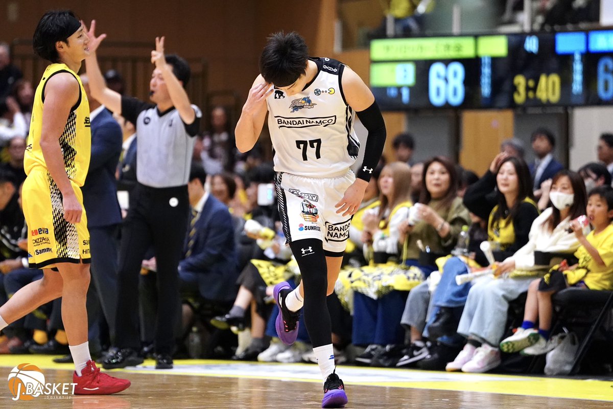 jbasket_jp's tweet photo. 【Bリーグ】岡田侑大（島根スサノオマジック）
SR渋谷戦後 Jbasketインタビュー🎙️
チームの司令塔としてゲームをつくりながらも、平均15.1得点・5.2アシストを記録し、得点とアシストの両面でチームを支える“島根の心臓”であり、リーグを代表する選手。
⁡
J：ゲームを進めていく上で、“試合をつくる”ところと“得点をする”ところ、今日その2つがはっきり出ていました。どんなことを意識して臨んでいましたか？
⁡
岡田：
「やっぱりハードショーで出てくるチームに対しては、自分は結構コントロールしやすいんですけど、なかなかドロップされるってことがこの3〜4シーズンなかったので、逆にやりにくさというか、いつでもシュートを打ててしまうので、そのパスを散らすというところを今日はできなかったのが結構悔しいです。
そこで今おっしゃった通り、今日は点を取りに行くところははっきりしていたと思うんですけど、ゲームをつくるという面では、まだターンオーバーもありますし、ボールの散らし方としても、今日は最悪のゲームだったのかなと思っています。」

J：常にBリーグを含めてチームを引っ張っている岡田選手が、スタッツが良くても納得できない瞬間というのは、どういう時ですか？
⁡
岡田：
「やっぱり自分たちが勝っているゲームというのはアシスト数が多いですし、そういうところで自分が最初のきっかけになれている時は、多少シュートが外れていてもフラストレーションはたまりにくいんです。
でも、そのきっかけになれていない、プラス悪いディシジョンをしてしまっている時は、今日みたいにどれだけステップバックの3ポイントを決めても納得いかないですし、最近リム回りでのフィニッシュの精度がかなり欠けている部分があるので、そこはタフショットよりも大事な部分。チームでつくられたシュートだと思うので、そのペイントエリアでの確率は一番気にしています。」

また、岡田選手は今日のプレーの精度が落ちていた時間帯もあったことについて、個人的な事情も語ってくれた。
⁡
「言い訳になってしまいますが、昨日詰め物が取れてしまって、今日は朝から歯医者をはしごしました（笑顔と会見場和む）。
そのルーティンではない部分がちょっと変わってしまったのが、自分としては結構気に食わなかったです。
なおかつ、痛すぎて昨日の夜もなかなか眠れなかったりして、試合に入る前から試合だけに集中できていなかったというのがありました。
100パーセント言い訳なんですけど、それも含めてプロ。体のケアも含めて、しっかり準備をしていかなきゃいけないなと思います。」

岡田選手がここまで“個人的なこと”を話すのは、なかなか聞けない。その言葉の裏にある真摯さと責任感が、彼のプレーに表れている。
⁡
#岡田侑大
#島根スサノオマジック
＠okdyuta2  ＠susanoo_m 
#Scene #Moments #BeyondGame
#Jbasketインタビュー