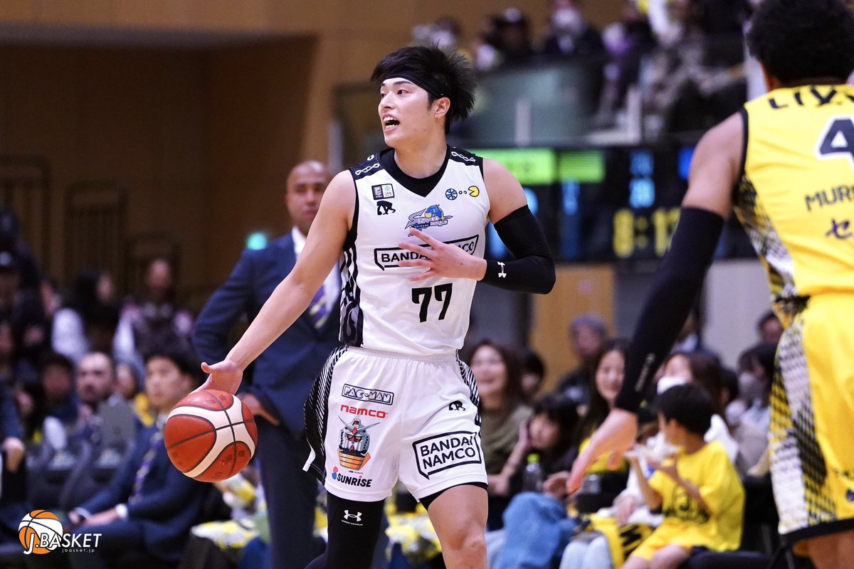 jbasket_jp's tweet photo. 【Bリーグ】岡田侑大（島根スサノオマジック）
SR渋谷戦後 Jbasketインタビュー🎙️
チームの司令塔としてゲームをつくりながらも、平均15.1得点・5.2アシストを記録し、得点とアシストの両面でチームを支える“島根の心臓”であり、リーグを代表する選手。
⁡
J：ゲームを進めていく上で、“試合をつくる”ところと“得点をする”ところ、今日その2つがはっきり出ていました。どんなことを意識して臨んでいましたか？
⁡
岡田：
「やっぱりハードショーで出てくるチームに対しては、自分は結構コントロールしやすいんですけど、なかなかドロップされるってことがこの3〜4シーズンなかったので、逆にやりにくさというか、いつでもシュートを打ててしまうので、そのパスを散らすというところを今日はできなかったのが結構悔しいです。
そこで今おっしゃった通り、今日は点を取りに行くところははっきりしていたと思うんですけど、ゲームをつくるという面では、まだターンオーバーもありますし、ボールの散らし方としても、今日は最悪のゲームだったのかなと思っています。」

J：常にBリーグを含めてチームを引っ張っている岡田選手が、スタッツが良くても納得できない瞬間というのは、どういう時ですか？
⁡
岡田：
「やっぱり自分たちが勝っているゲームというのはアシスト数が多いですし、そういうところで自分が最初のきっかけになれている時は、多少シュートが外れていてもフラストレーションはたまりにくいんです。
でも、そのきっかけになれていない、プラス悪いディシジョンをしてしまっている時は、今日みたいにどれだけステップバックの3ポイントを決めても納得いかないですし、最近リム回りでのフィニッシュの精度がかなり欠けている部分があるので、そこはタフショットよりも大事な部分。チームでつくられたシュートだと思うので、そのペイントエリアでの確率は一番気にしています。」

また、岡田選手は今日のプレーの精度が落ちていた時間帯もあったことについて、個人的な事情も語ってくれた。
⁡
「言い訳になってしまいますが、昨日詰め物が取れてしまって、今日は朝から歯医者をはしごしました（笑顔と会見場和む）。
そのルーティンではない部分がちょっと変わってしまったのが、自分としては結構気に食わなかったです。
なおかつ、痛すぎて昨日の夜もなかなか眠れなかったりして、試合に入る前から試合だけに集中できていなかったというのがありました。
100パーセント言い訳なんですけど、それも含めてプロ。体のケアも含めて、しっかり準備をしていかなきゃいけないなと思います。」

岡田選手がここまで“個人的なこと”を話すのは、なかなか聞けない。その言葉の裏にある真摯さと責任感が、彼のプレーに表れている。
⁡
#岡田侑大
#島根スサノオマジック
＠okdyuta2  ＠susanoo_m 
#Scene #Moments #BeyondGame
#Jbasketインタビュー