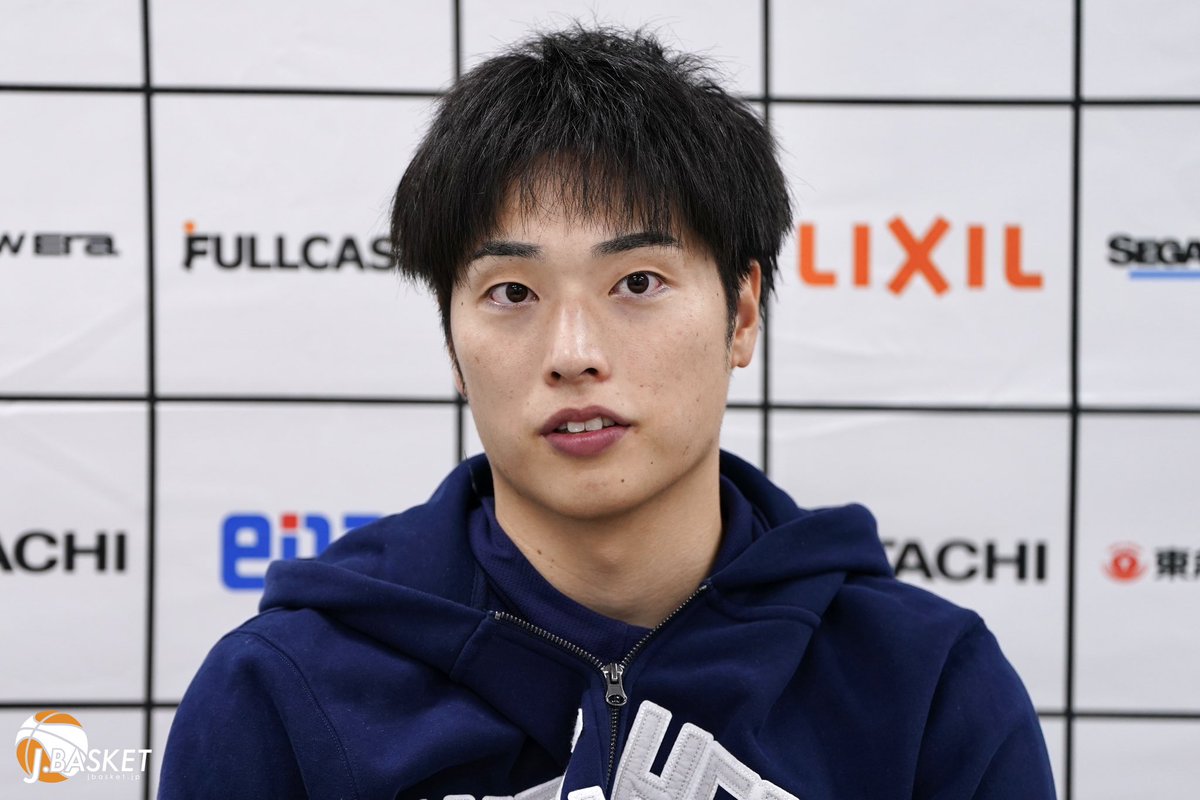 jbasket_jp's tweet photo. 【Bリーグ】岡田侑大（島根スサノオマジック）
SR渋谷戦後 Jbasketインタビュー🎙️
チームの司令塔としてゲームをつくりながらも、平均15.1得点・5.2アシストを記録し、得点とアシストの両面でチームを支える“島根の心臓”であり、リーグを代表する選手。
⁡
J：ゲームを進めていく上で、“試合をつくる”ところと“得点をする”ところ、今日その2つがはっきり出ていました。どんなことを意識して臨んでいましたか？
⁡
岡田：
「やっぱりハードショーで出てくるチームに対しては、自分は結構コントロールしやすいんですけど、なかなかドロップされるってことがこの3〜4シーズンなかったので、逆にやりにくさというか、いつでもシュートを打ててしまうので、そのパスを散らすというところを今日はできなかったのが結構悔しいです。
そこで今おっしゃった通り、今日は点を取りに行くところははっきりしていたと思うんですけど、ゲームをつくるという面では、まだターンオーバーもありますし、ボールの散らし方としても、今日は最悪のゲームだったのかなと思っています。」

J：常にBリーグを含めてチームを引っ張っている岡田選手が、スタッツが良くても納得できない瞬間というのは、どういう時ですか？
⁡
岡田：
「やっぱり自分たちが勝っているゲームというのはアシスト数が多いですし、そういうところで自分が最初のきっかけになれている時は、多少シュートが外れていてもフラストレーションはたまりにくいんです。
でも、そのきっかけになれていない、プラス悪いディシジョンをしてしまっている時は、今日みたいにどれだけステップバックの3ポイントを決めても納得いかないですし、最近リム回りでのフィニッシュの精度がかなり欠けている部分があるので、そこはタフショットよりも大事な部分。チームでつくられたシュートだと思うので、そのペイントエリアでの確率は一番気にしています。」

また、岡田選手は今日のプレーの精度が落ちていた時間帯もあったことについて、個人的な事情も語ってくれた。
⁡
「言い訳になってしまいますが、昨日詰め物が取れてしまって、今日は朝から歯医者をはしごしました（笑顔と会見場和む）。
そのルーティンではない部分がちょっと変わってしまったのが、自分としては結構気に食わなかったです。
なおかつ、痛すぎて昨日の夜もなかなか眠れなかったりして、試合に入る前から試合だけに集中できていなかったというのがありました。
100パーセント言い訳なんですけど、それも含めてプロ。体のケアも含めて、しっかり準備をしていかなきゃいけないなと思います。」

岡田選手がここまで“個人的なこと”を話すのは、なかなか聞けない。その言葉の裏にある真摯さと責任感が、彼のプレーに表れている。
⁡
#岡田侑大
#島根スサノオマジック
＠okdyuta2  ＠susanoo_m 
#Scene #Moments #BeyondGame
#Jbasketインタビュー