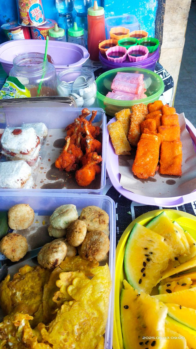 kuceliena's tweet photo. @inijoejoe Tetap semangat jualan di kantin sekolah walau terdampak MBG dan catering off sejak senin ini 🫶 https://t.co/Sg1H19CQ8C