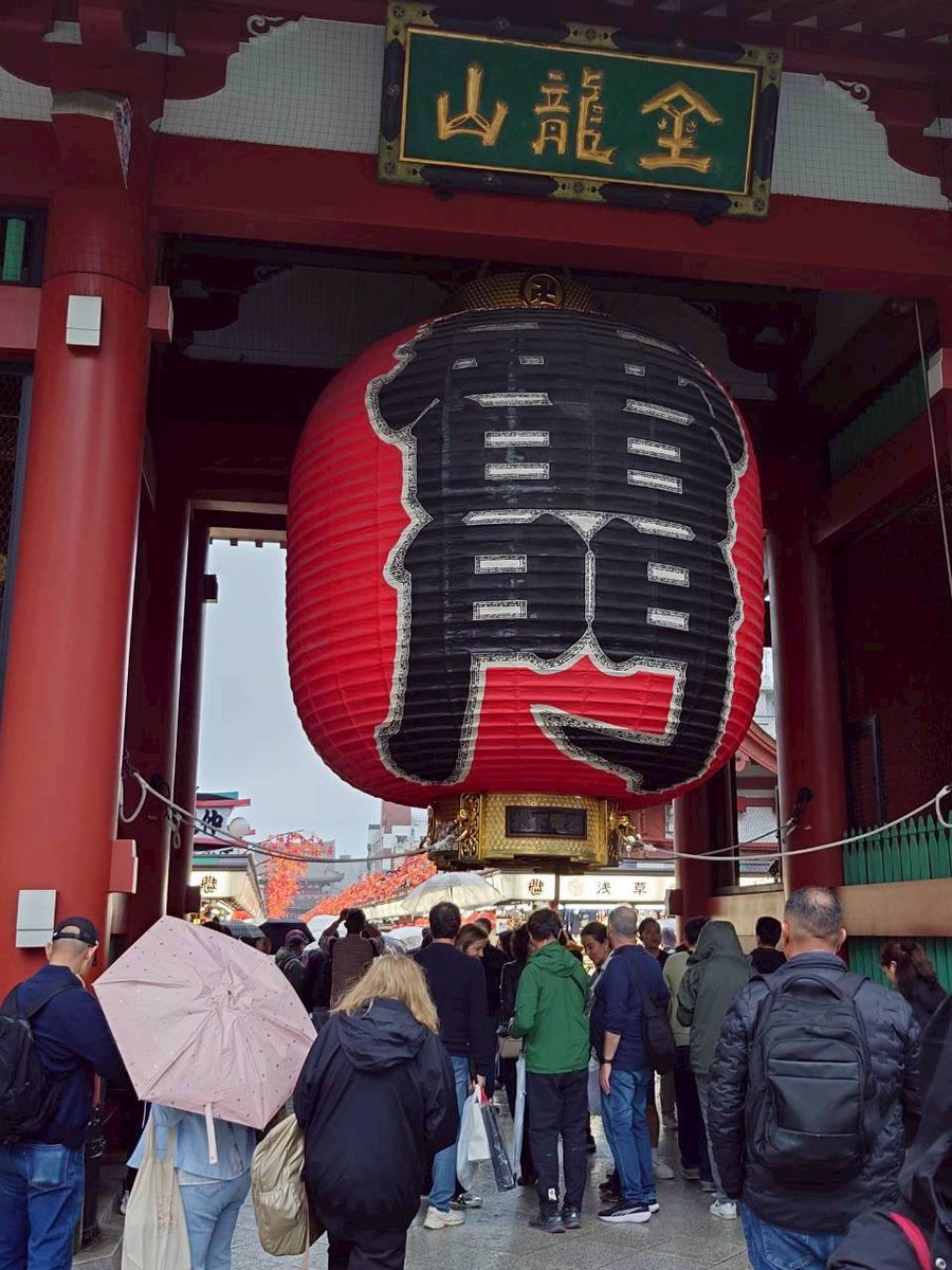 yumachanko's tweet image. 浅草いったときの!!!⛩🏮
雷門って改めてみると大きいねぇ💭

その後おやつでゆまはあんみつ食べちゃった😋💖
お友達のパフェにチョコレート上手にかけられるよ～!!って子供みたいだね😂笑