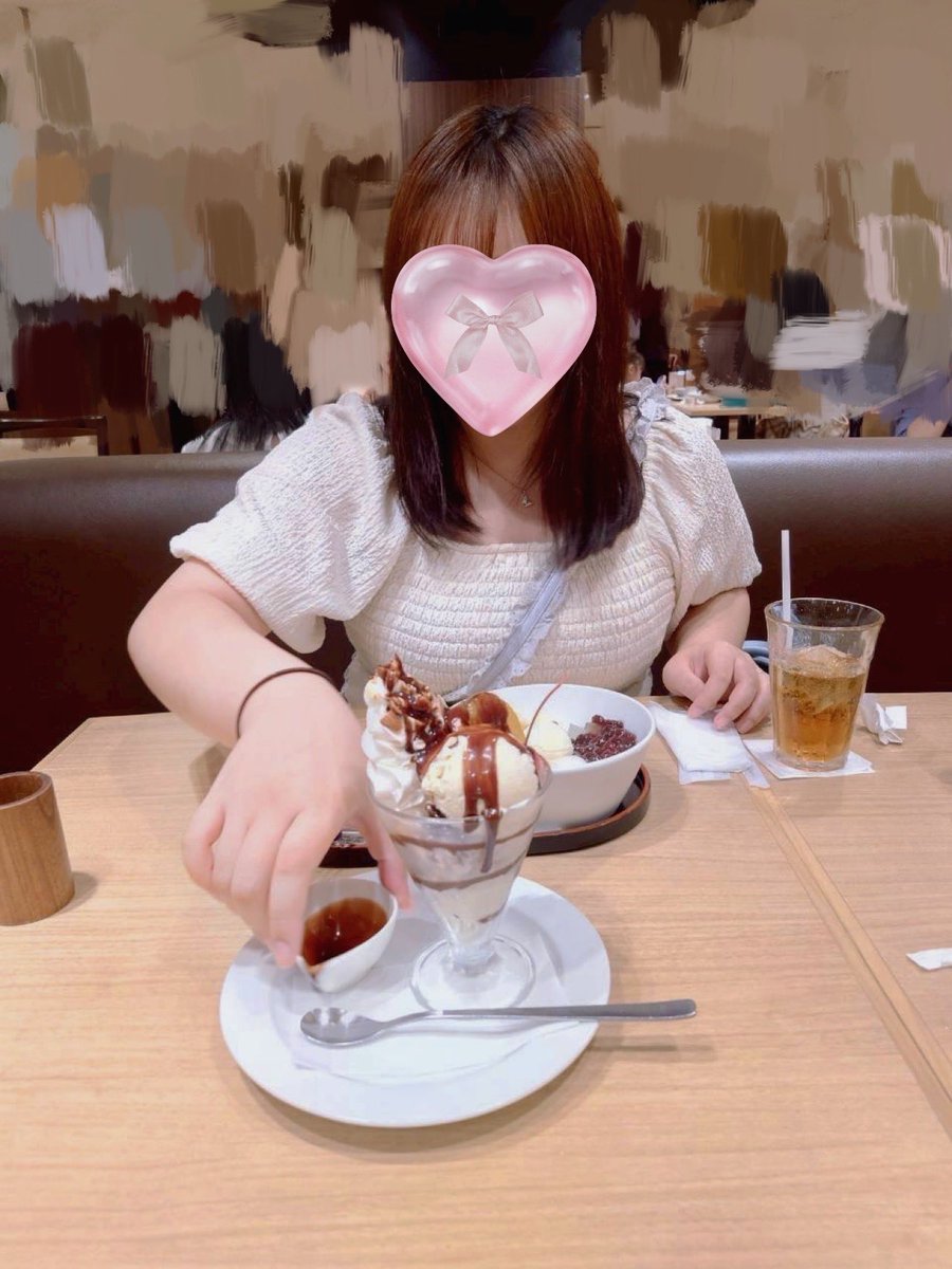 yumachanko's tweet image. 浅草いったときの!!!⛩🏮
雷門って改めてみると大きいねぇ💭

その後おやつでゆまはあんみつ食べちゃった😋💖
お友達のパフェにチョコレート上手にかけられるよ～!!って子供みたいだね😂笑