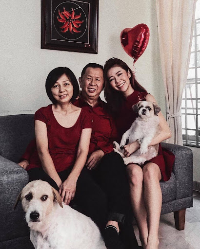 AhRim560's tweet photo. Family love and puppy kisses! So grateful for these special moments and the best people (and dogs) in my life. ❤️🐶👨‍👩‍👧 #FamilyGoals #RedOutfits #PuppyLove #PreciousMoments https://t.co/UX2qNSaQuR