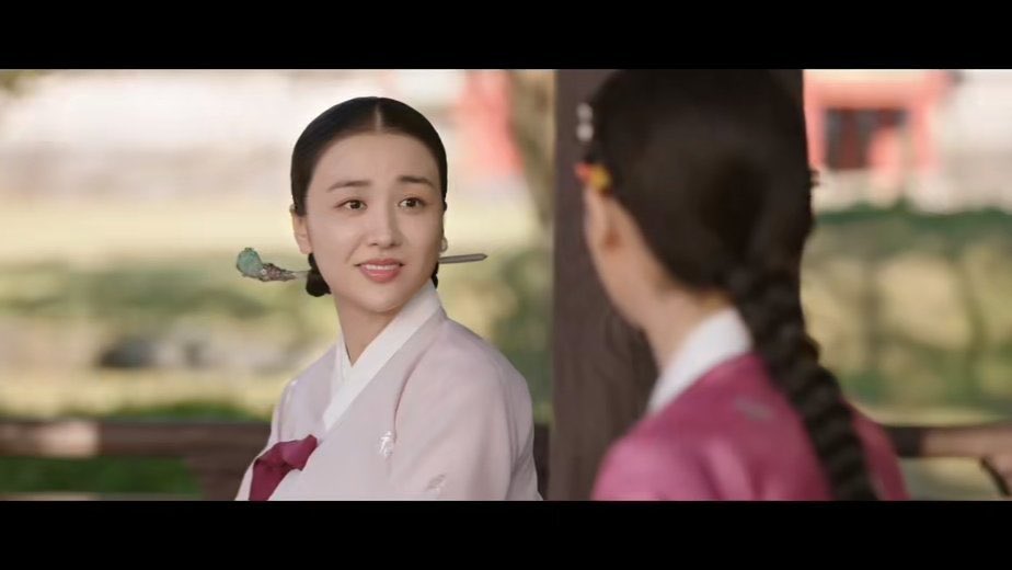 kdramaxt's tweet photo. #TheScandalOfChunhwa

alguém aí assistiu? tô adorando, no ep 3. 

mas help!

sobre a 1: a prota chama ela de tia, mas agr q ela morreu disseram q ela era casada com o genro do rei ¿????

2: ela é concubina do rei? se sim, pq ela tá preocupada sobre essa 3 ter filho?
qm são elas? https://t.co/VnKIcSrP70