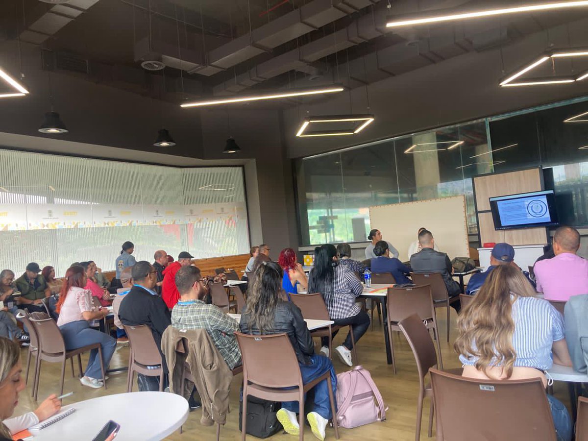 arcilaDDHH's tweet photo. La @AlcaldiadeMed convocó a diferentes observatorios de la ciudad para escuchar sus experiencias y buscar un futuro común. Gracias a las organizaciones y universidades que asistieron de las comunas  2, 4, 7 y 8 @UdeA  @PolitecnicoJIC @Unaula @UdeMedellin_ @personeriamed  la investigación en Derechos Humanos clave para la construcción de Paz en el Distrito. @PazDDHHmed @FicoGutierrez