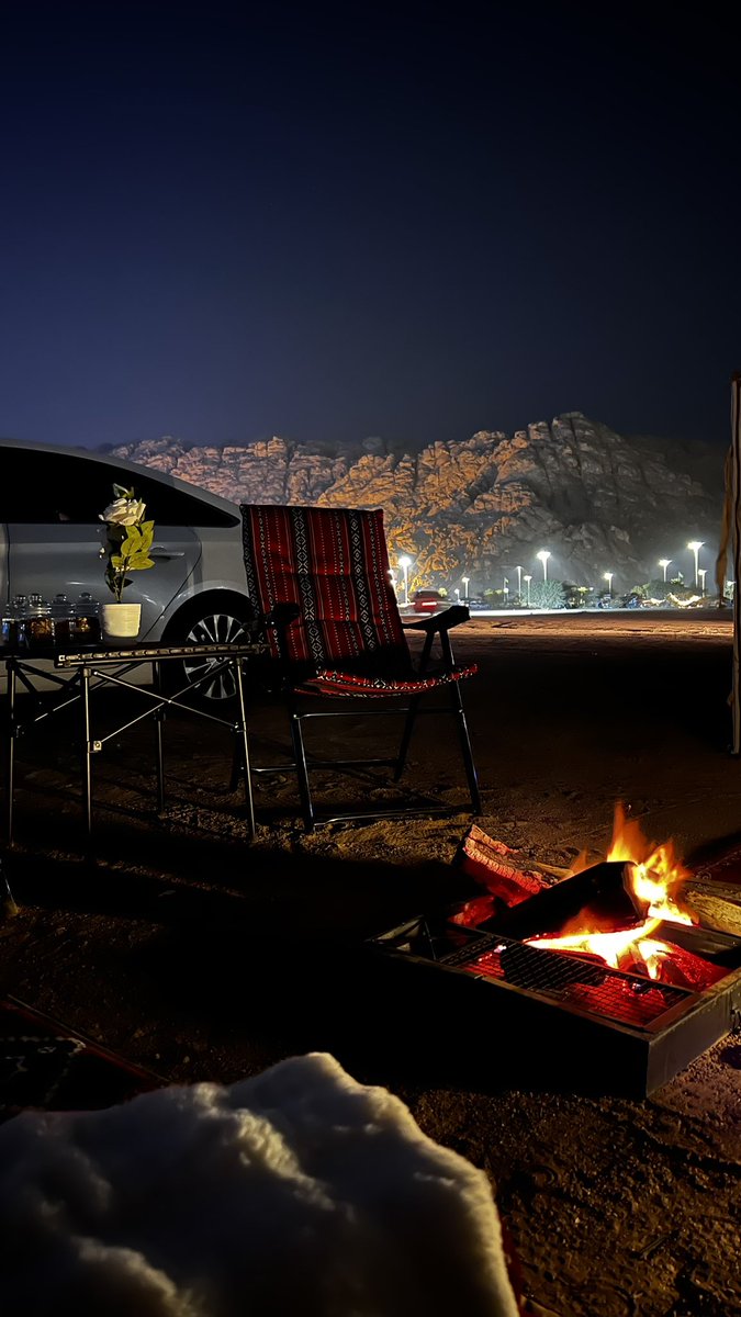 skip_ur's tweet image. "سوالف الناس من عقبك حلاها قليل..
تعال سولف علي .. حتى يبين الفجر".