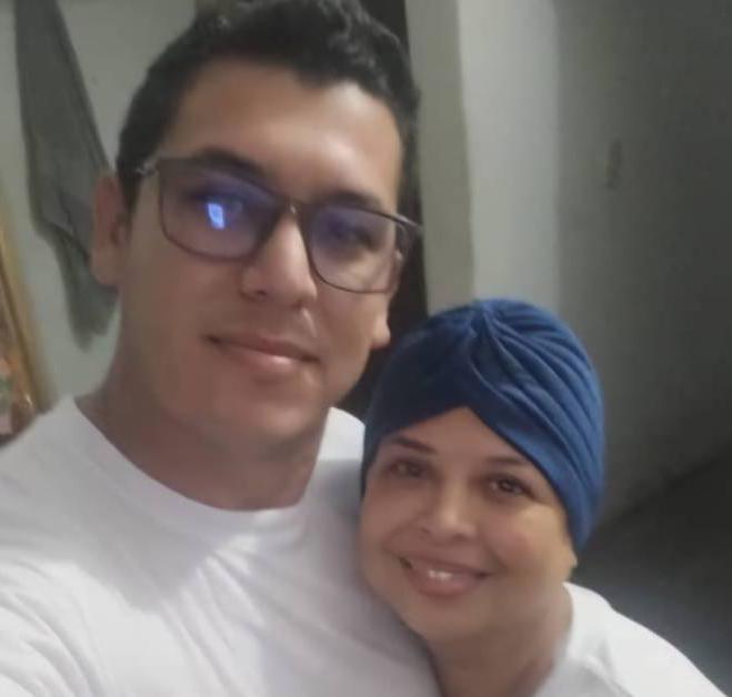 #ATENCIÓN Expresamos nuestro más profundo pesar por la muerte de Yenny Barrios, madre de Diego Sierralta. Yenny enfrentó con valentía y dignidad una enfermedad grave, atravesando una detención arbitraria, quimioterapias y hospitalizaciones, siempre con la esperanza de estar cerca