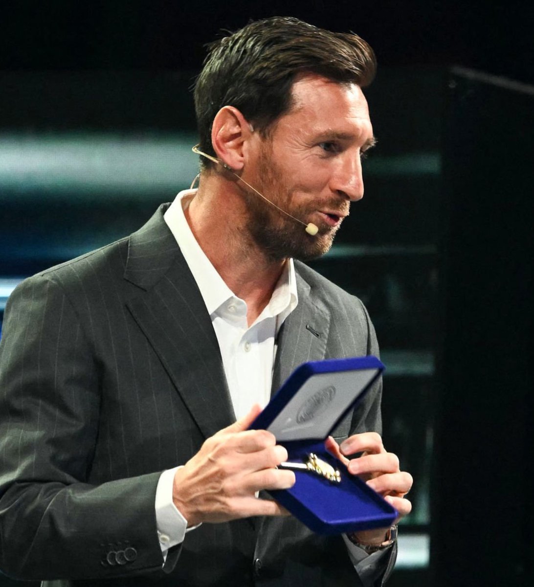 Fim da entrevista sensacional de Lionel Messi!

Sem diminuir ninguém, sem indiretas pra ninguém e sem polêmicas. Apenas falando da família, Copa do Mundo e o futuro. É isso! 🐐