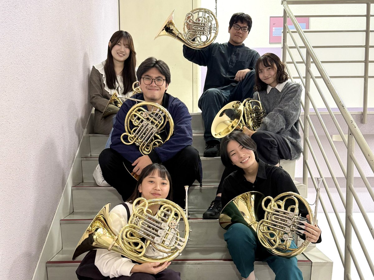 daion_horn's tweet photo. みなさんこんにちは✨
今回はホルンアンサンブルの夕べに向けて頑張っている1年生の紹介です❕

こんにちは🌞
個性豊かで笑いの絶えない1年生です！
少しずつ大学生活にも慣れ、日々練習に取り組んでいます！📯

沢山のご来場お待ちしております♪🙌🏻 https://t.co/wqHhJIVsIE
