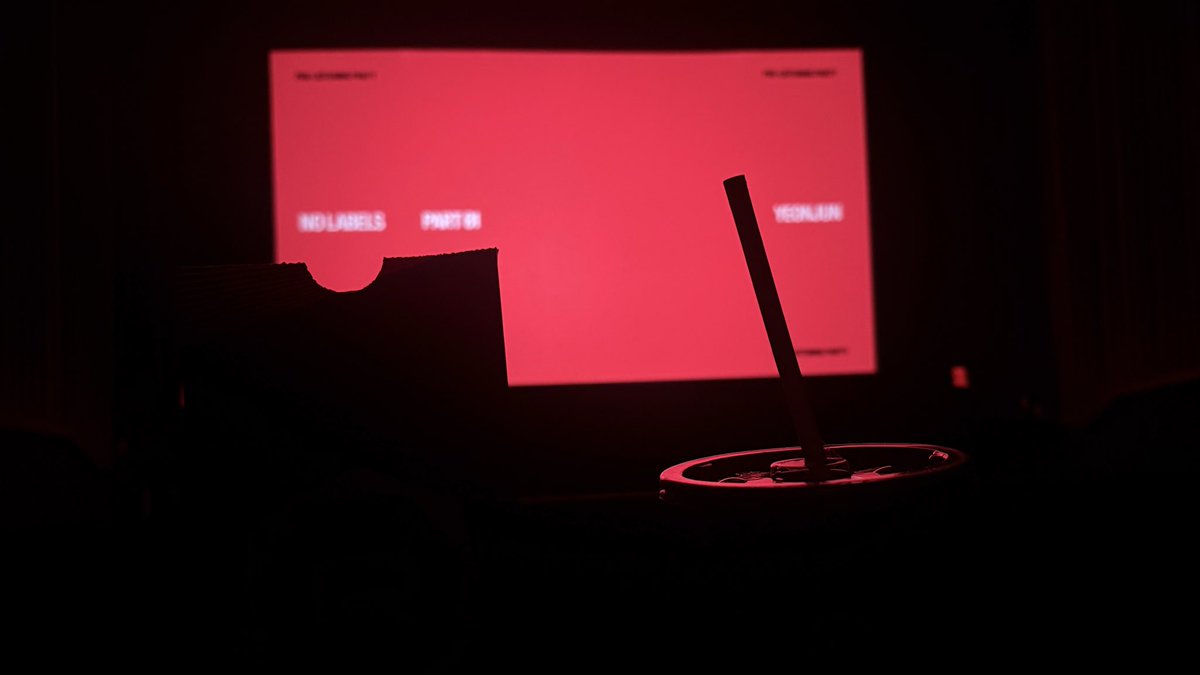 연주니 리스닝 파티 뉴욕 단체 관람
준비한 상영관 꽉 차서 다른 상영관 열어줬슨
콜라랑 팝콘도 줬슨