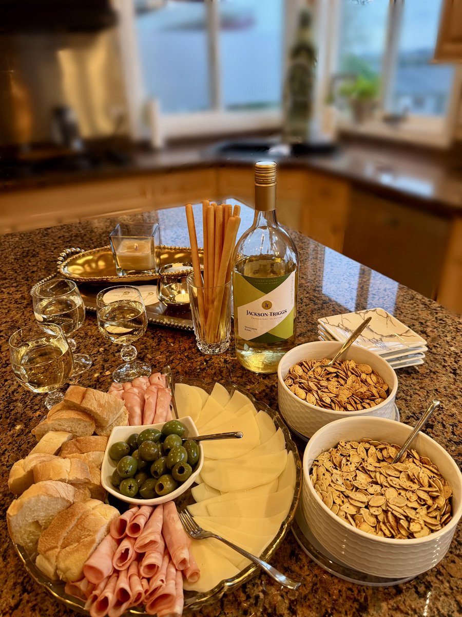 MissWest003's tweet photo. Tapas Hour OโClock! These pumpkin seeds are bomb ๐ฃ gotta say the Kickin Chili Heat has a sliiight edge over the Roasted Garlic, Rosemary & Sea Salt ๐ฅ #Yum #SisterTime ๐ฉท https://t.co/aOOk5Hcy3x