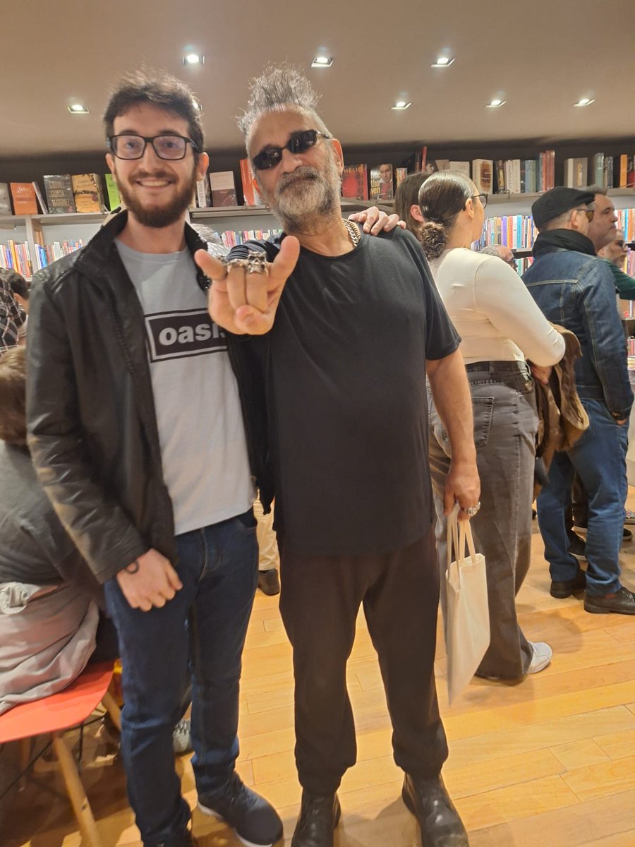 pedrovoltera's tweet photo. "Wonderwall" completou recentemente 30 anos e que música. Lembrei dessa crítica do @RegissTadeu sobre o disco desta onde este fala que é uma música pop perfeita. Encontrei Régis e comentei com ele sobre Oasis e ele rasgou elogios à banda. Grande Regis! https://t.co/JfeowfNw4B https://t.co/DoMmMKmEpY