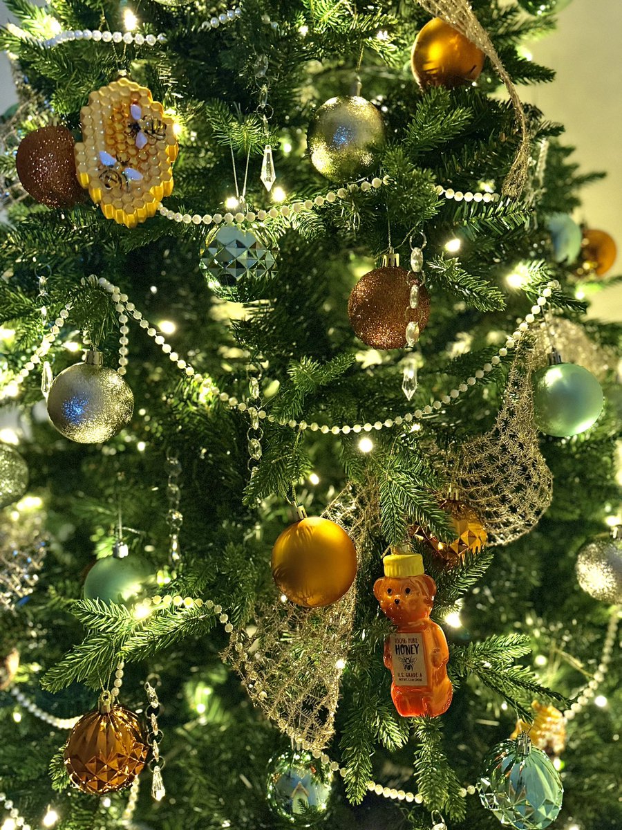 katieafterglow's tweet image. my swiftmas tree is up!!! this year’s theme is THE LIFE OF A SHOWGIRL ❤️‍🔥

#tsthelifeofashowgirl #swiftmas @taylornation13 @taylorswift13