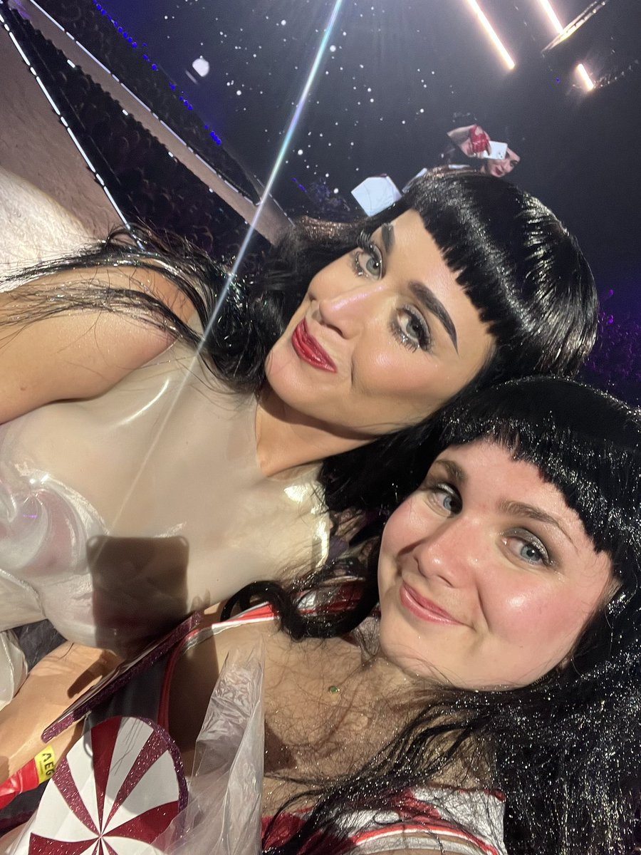 marionnmout's tweet photo. MERCII KATY ! c'est ça le BONHEUR ❤️🤍  @katyperry @KatyPerryFrance https://t.co/iLhFgJUlbg