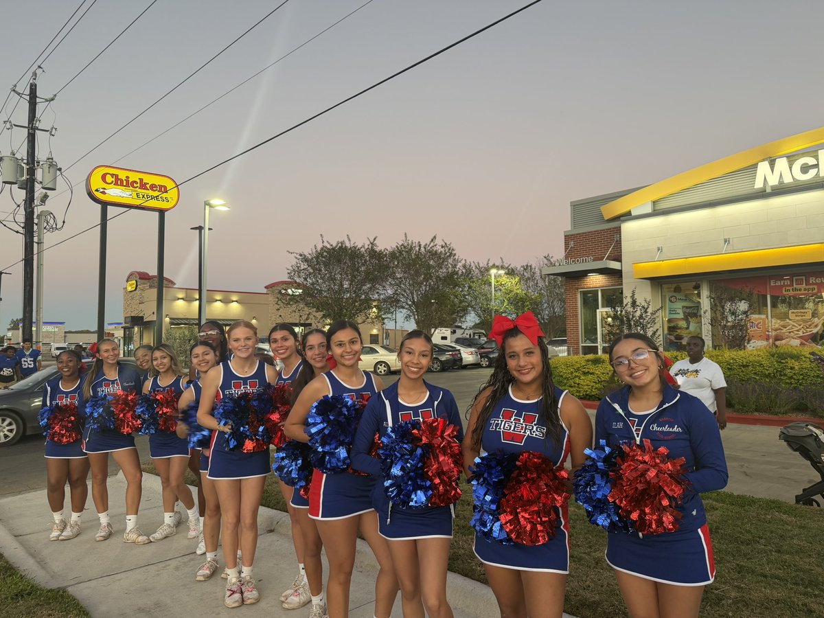 ElizabethMuras5's tweet photo. Our Wharton tigers never cease to amaze me &amp; constantly making me proud to work here! Serving the community up some McDonalds tonight!   #mcdonalds #tigersatwork #whartonisd #texasproud https://t.co/JTN3v3INvR